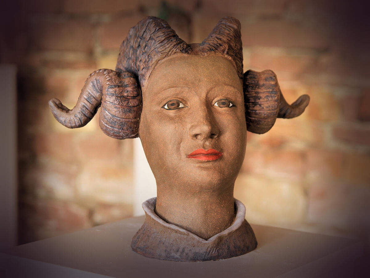 Portrait - Person mit Hörnern